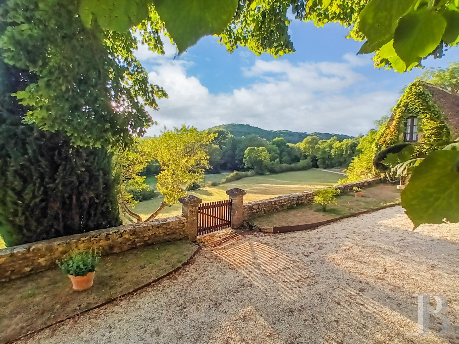 An old fortified house and its extensive grounds in the Périgord Noir, in the Dordogne - photo  n°4